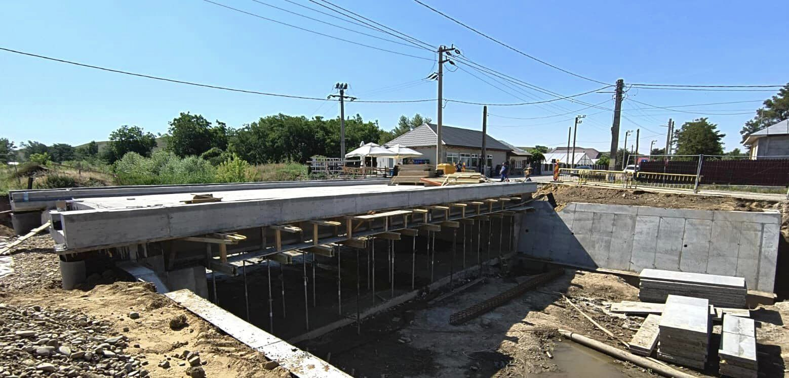 Lucrări avansate la podul de la Negrilești