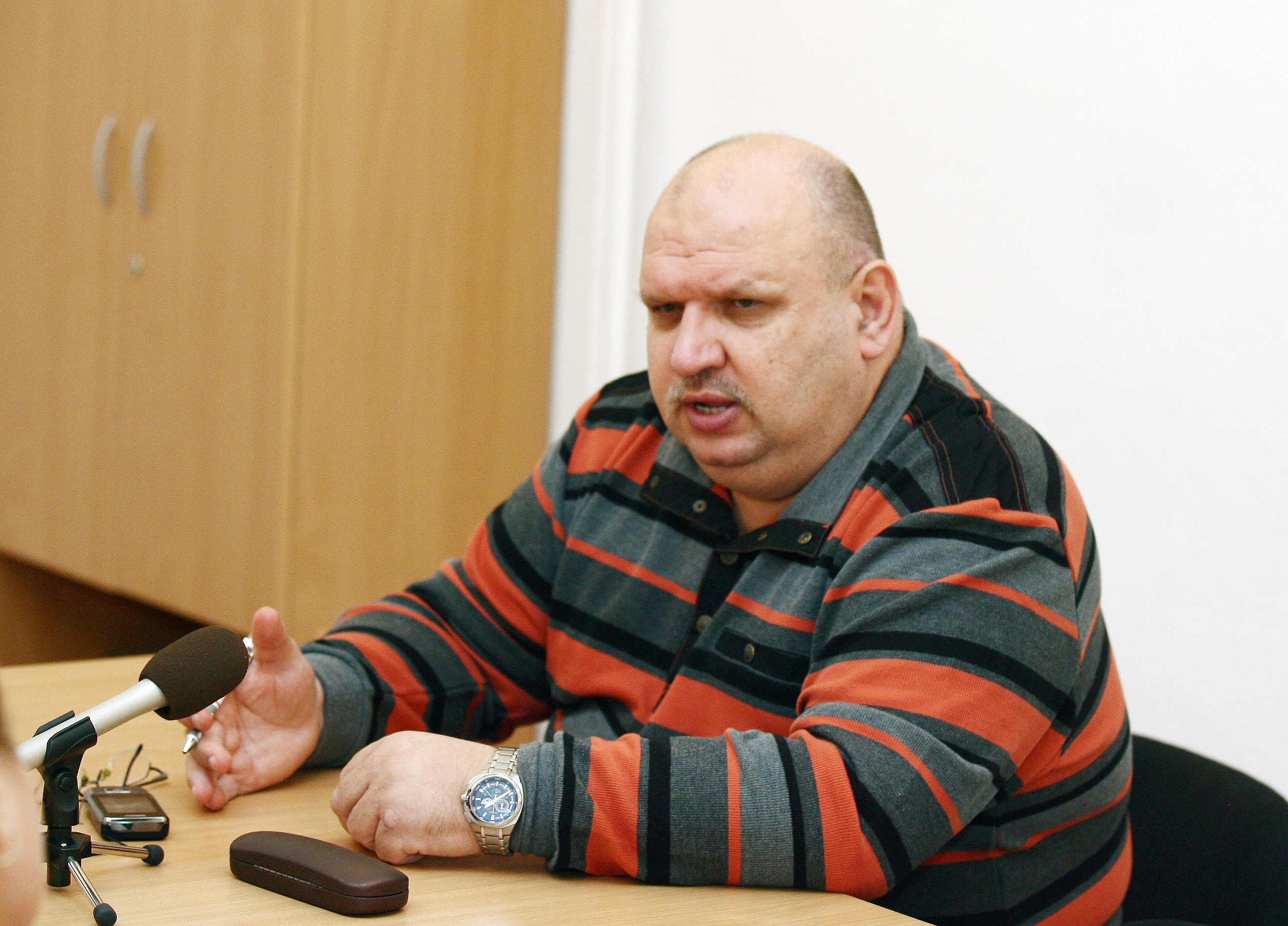 Chirurgul-senator Ichim taie în carne vie