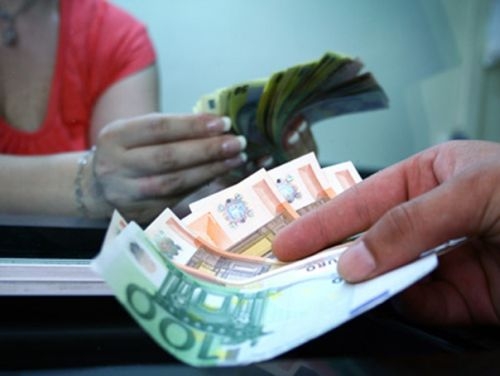 Un nou record pentru curs şi pe piaţa interbancară - 4,61 lei/euro