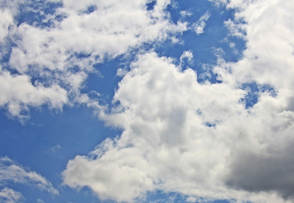 Septembrie, luni, cu cer noros