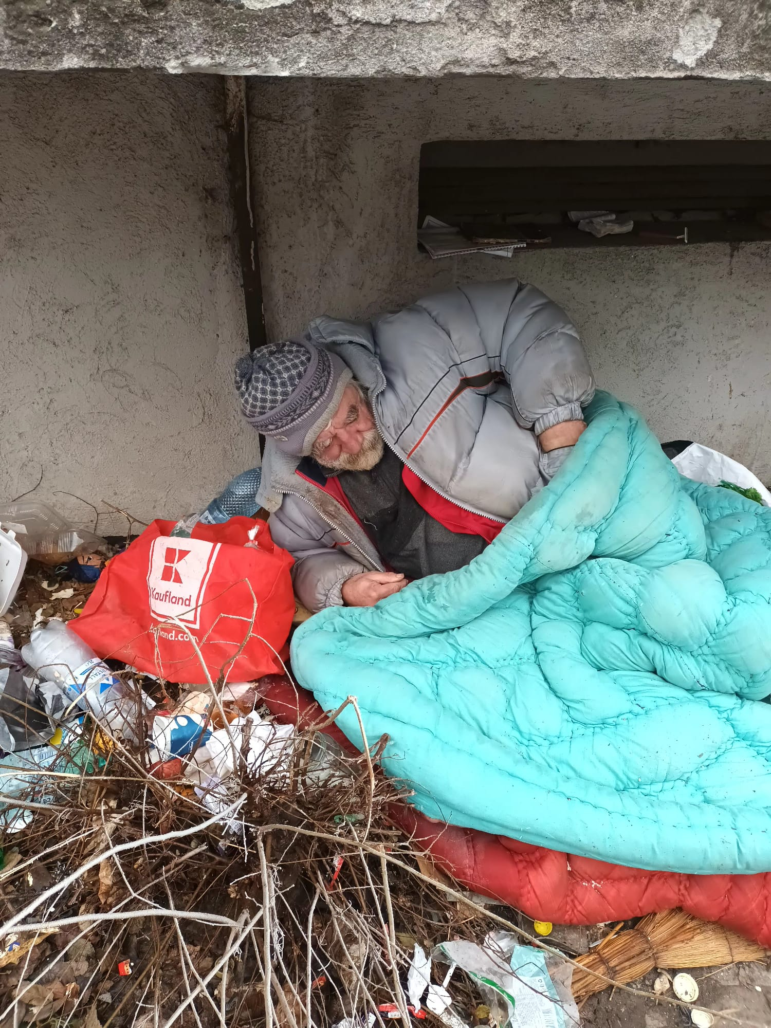 Un cunoscut pictor gălăţean trăiește pe străzi, din mila oamenilor