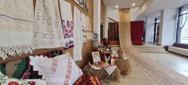 Cel mai lung „Plugușor” din țară, scris pe o hârtie de 12 metri