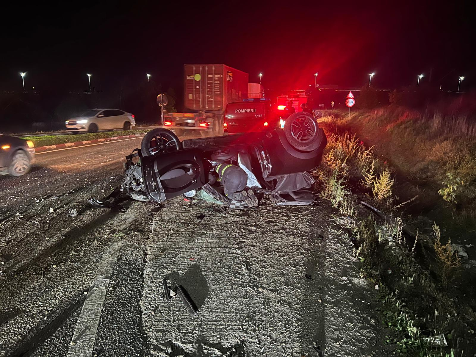Accident grav într-un sens giratoriu. O mașină s-a răsturnat în afara carosabilului