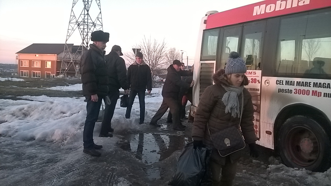 Un AUTOBUZ s-a ÎNZĂPEZIT pe Drumul de Centură, la DOUĂ SĂPTĂMÂNI după viscol