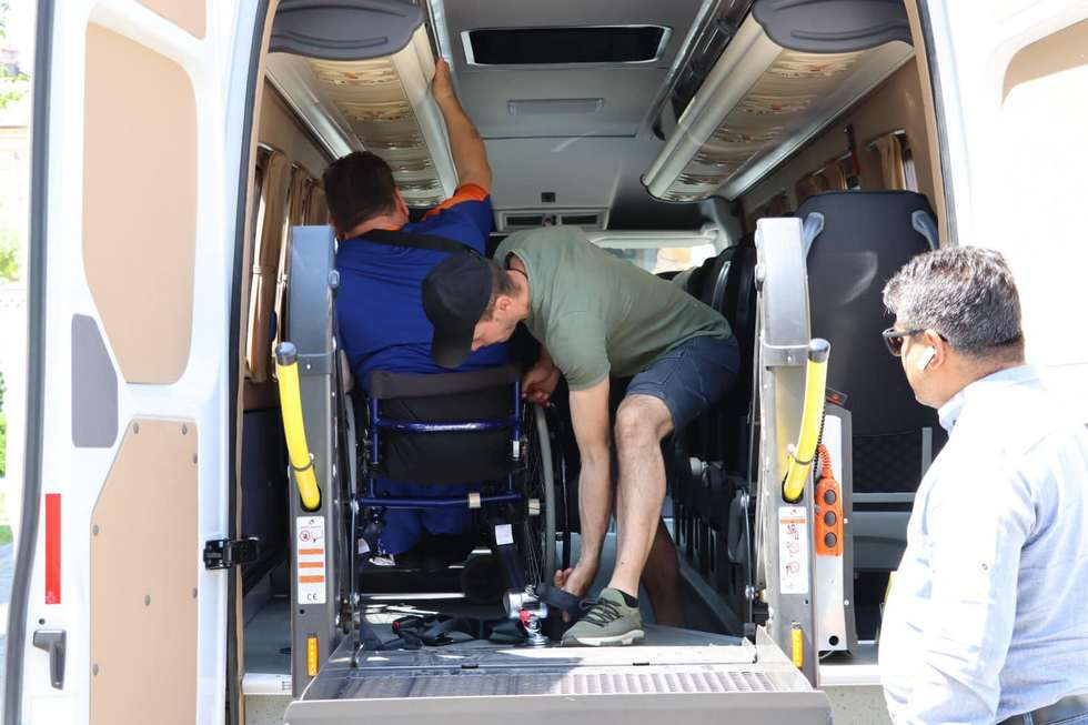 Microbuz adaptat dizabilităților locomotorii