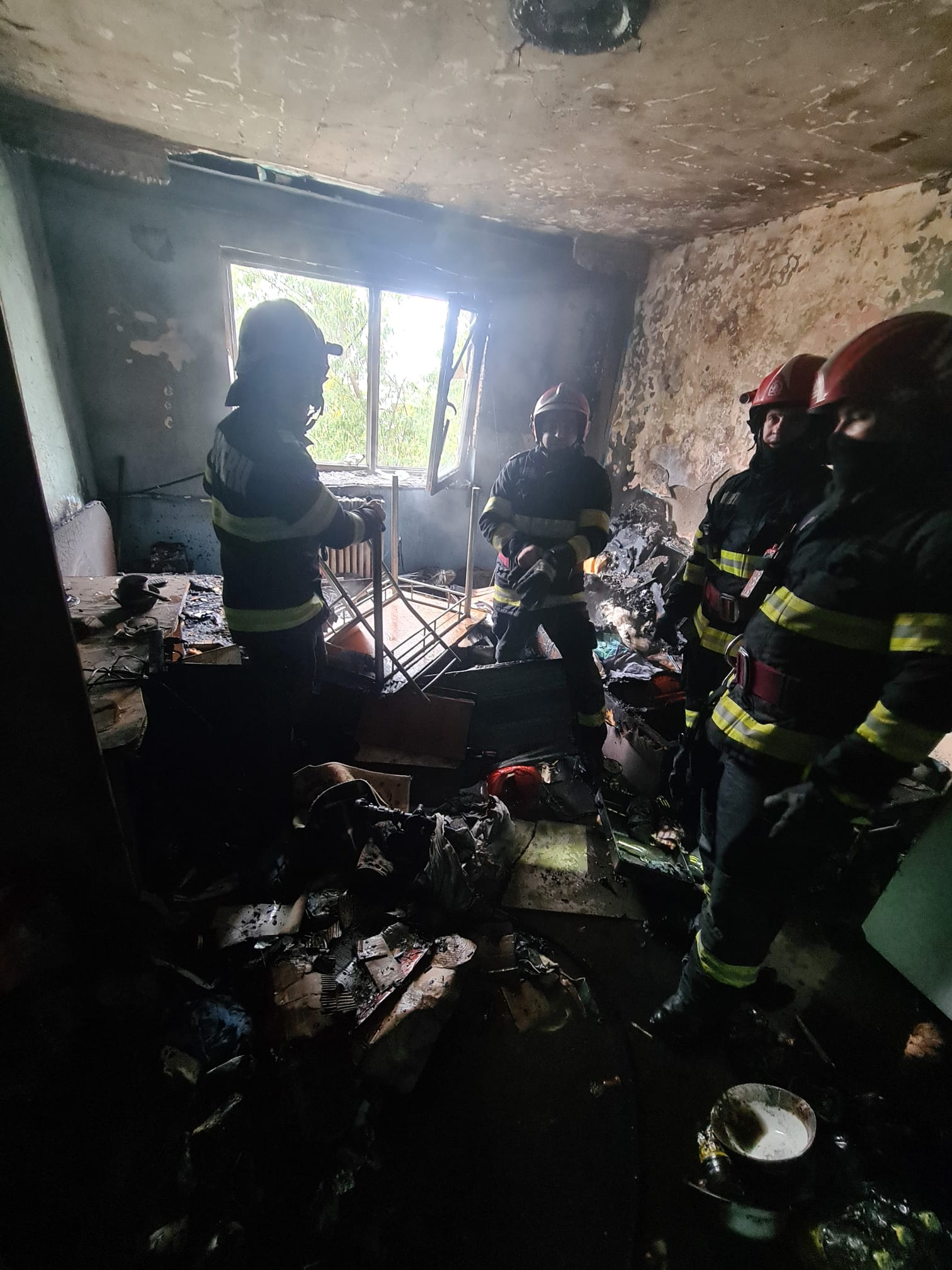 Incendiu și pericol maxim de explozie într-un bloc de garsoniere