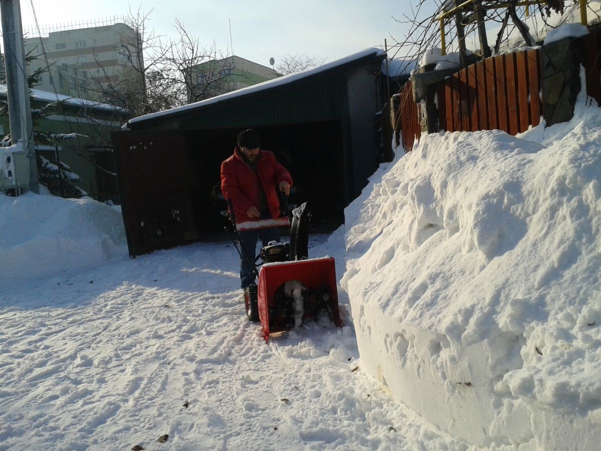 Gălăţean BĂTUT şi AMENINŢAT CU MOARTEA pentru că a încercat să DESZĂPEZEASCĂ aleea comună