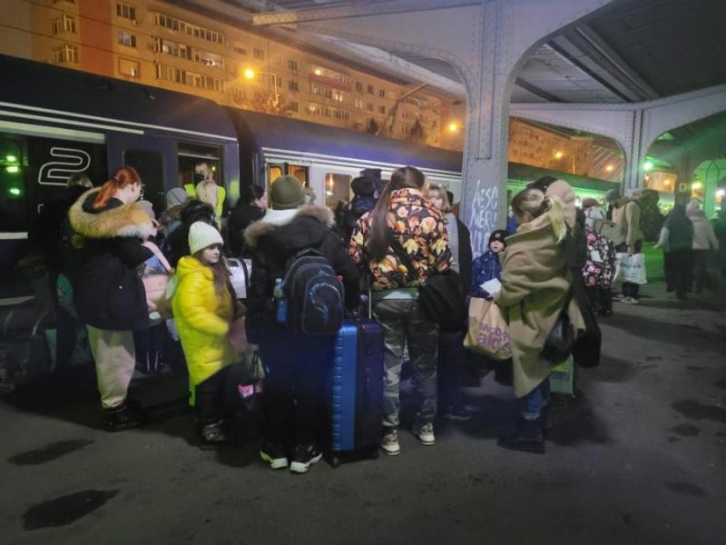 12 vagoane cu refugiați au trecut prin Regionala Galați