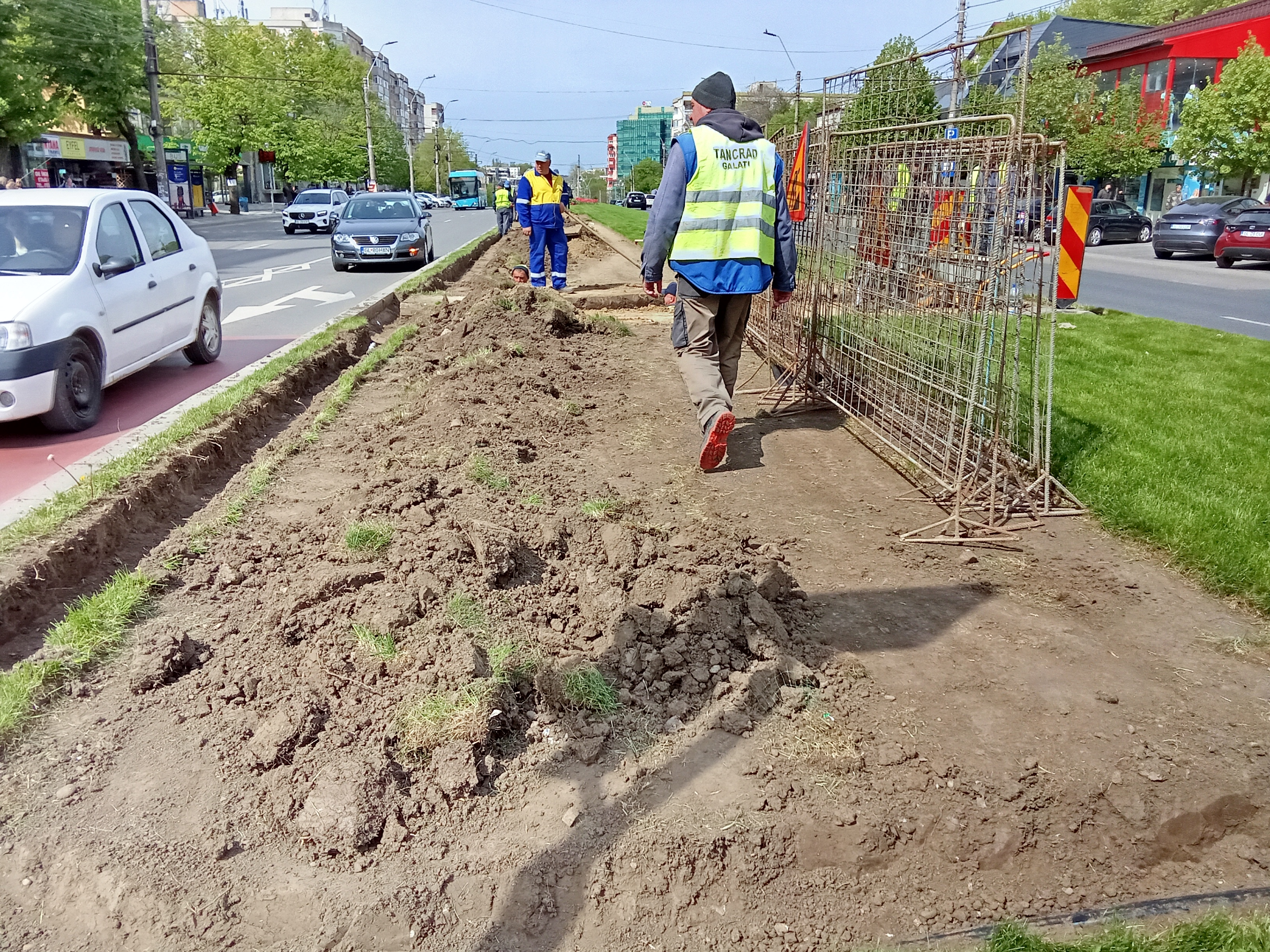 Cine și pentru ce sapă în scuarul străzii Brăilei
