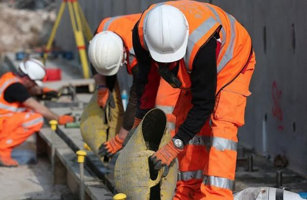 În lipsă de angajați, firmele caută muncitori în străinătate