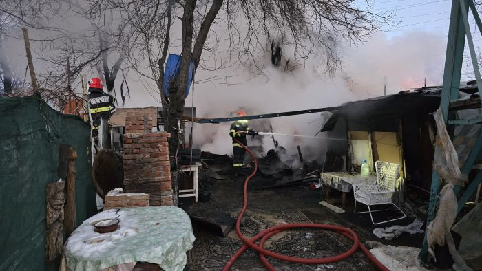 Incendiu violent în Micro 16, lângă cimitirul Sf. Lazăr (FOTO)