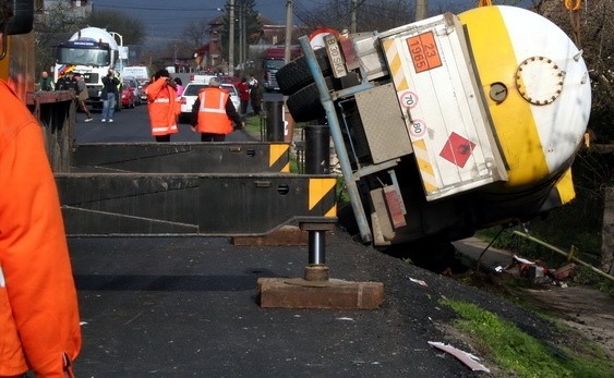 Pericol de explozie la Barcea. O cisternă cu motorină a ajuns în șanț 