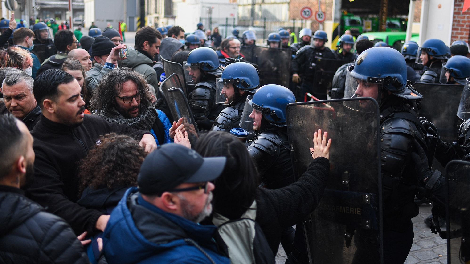 Guvernul francez trece de moțiunea de cenzură