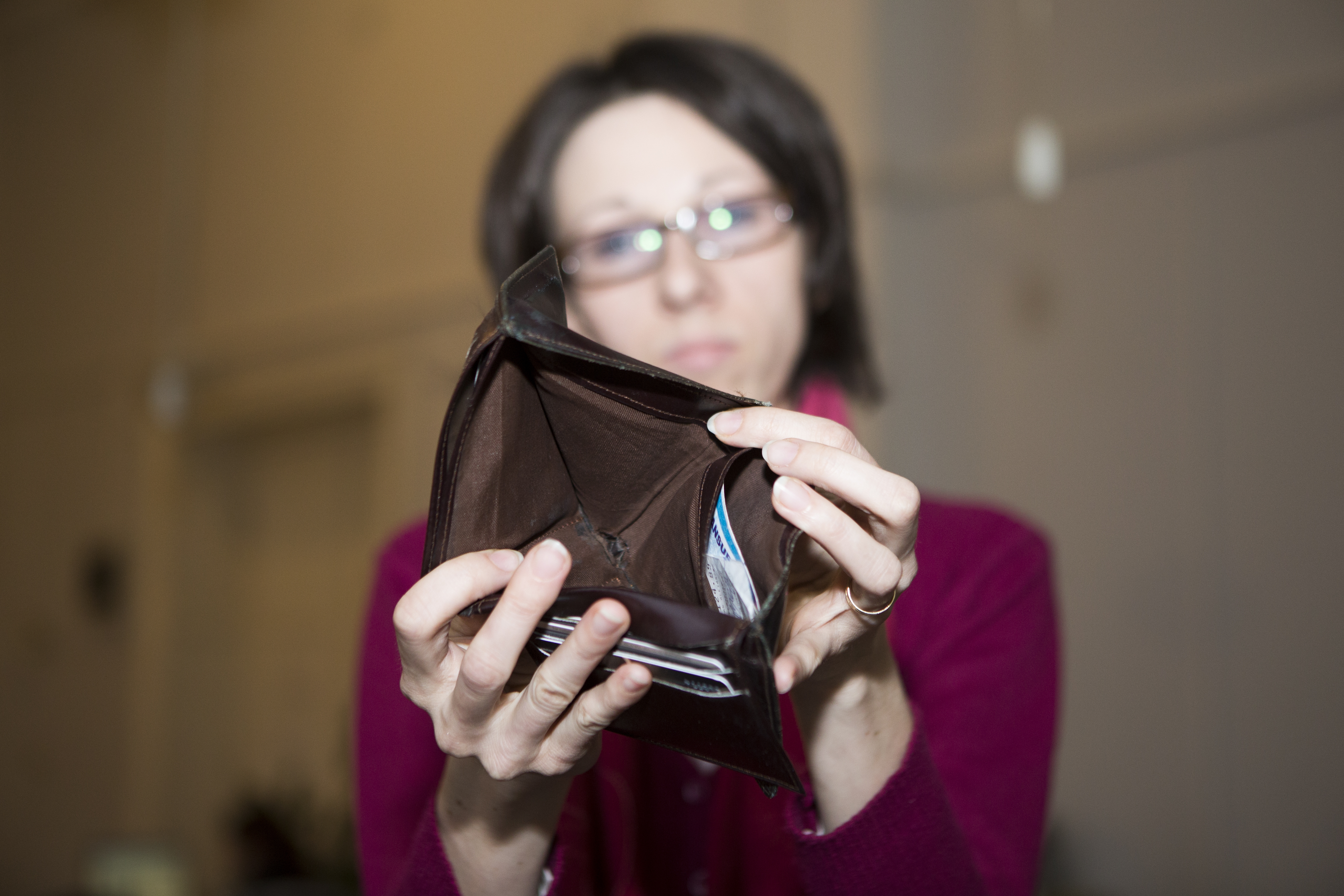 Măsuri impuse de ITM Galaţi / Angajatorul croitoreselor, somat să dea salariile