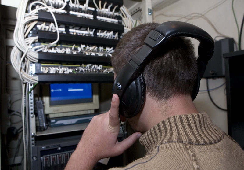 „Bună ziua ţie şi ascultătorilor noştri” - Cine ne ascultă telefoanele?