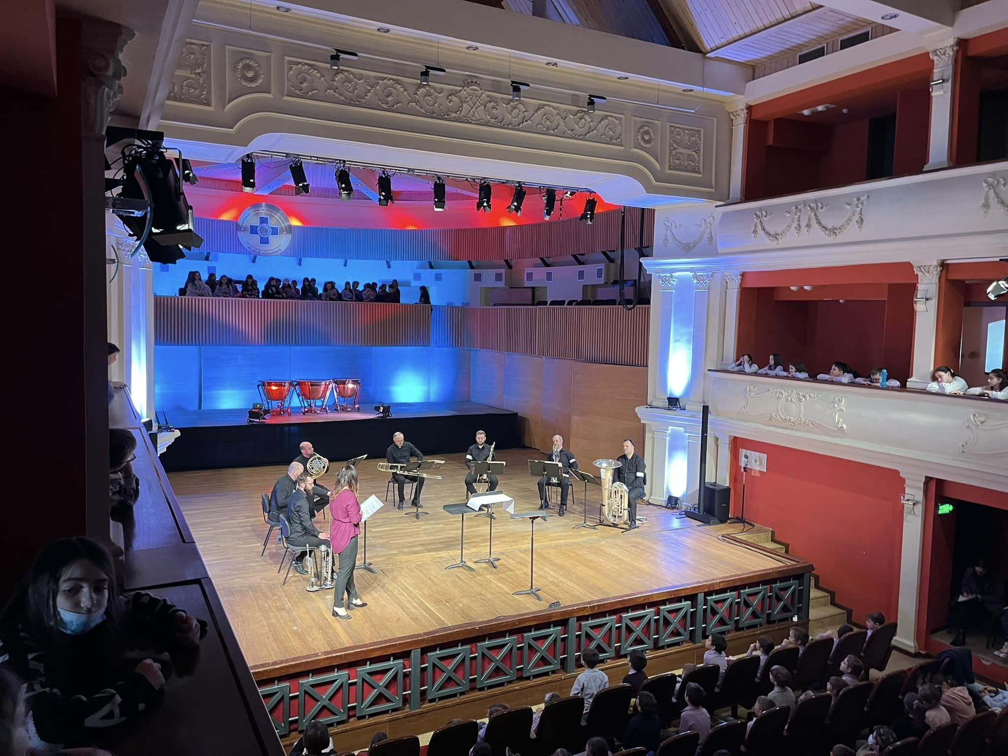 Angajat al Filarmonicii, chemat să cânte în biroul șefului