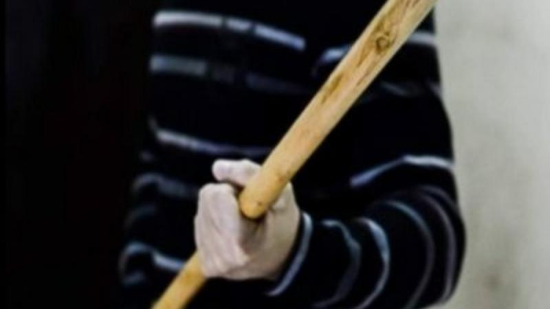 Pedeapsă infimă după ce i-a sfărâmat unui tânăr capul cu bâta