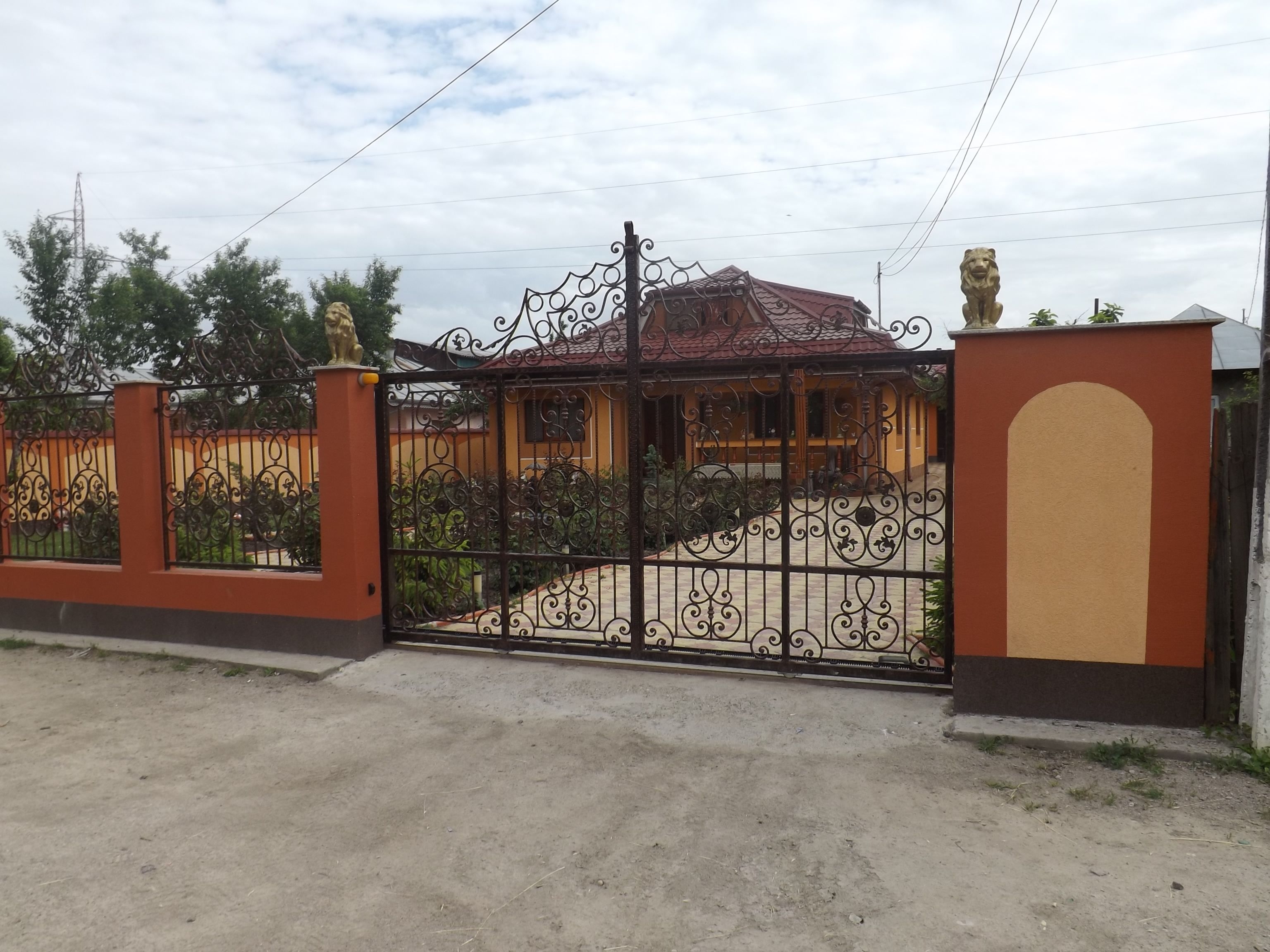 Poliţia, alertată de vecini, în cazul TÂLHĂRIEI de 30.000 de euro de la Fundeni