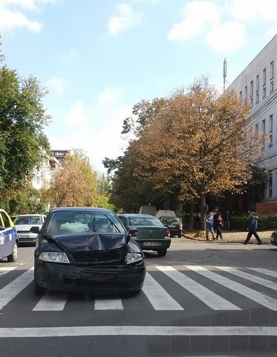 O şoferiţă a fost RĂNITĂ la intersecţia străzilor Nae Leonard şi Gh. Doja
