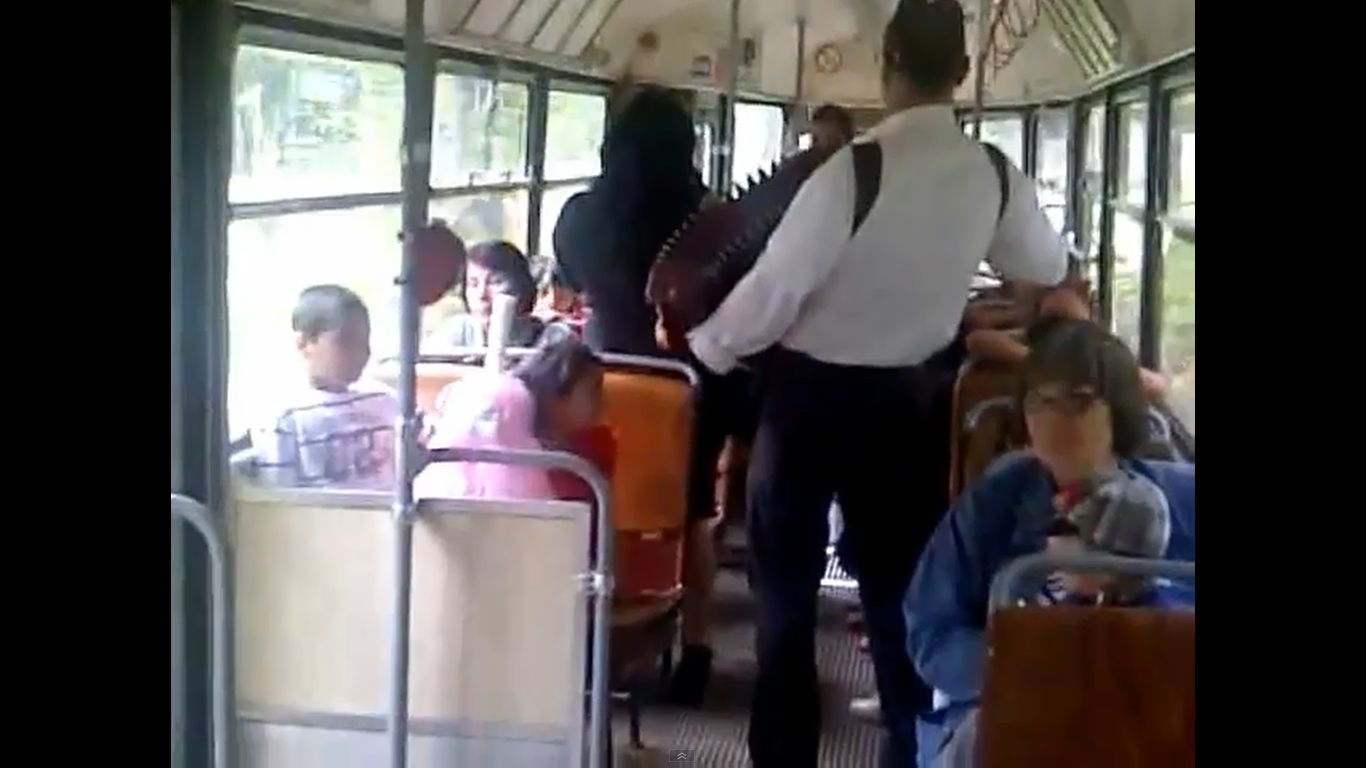 VIDEO/ România, ţară europeană: BOTEZ de romi într-un TRAMVAI din Brăila