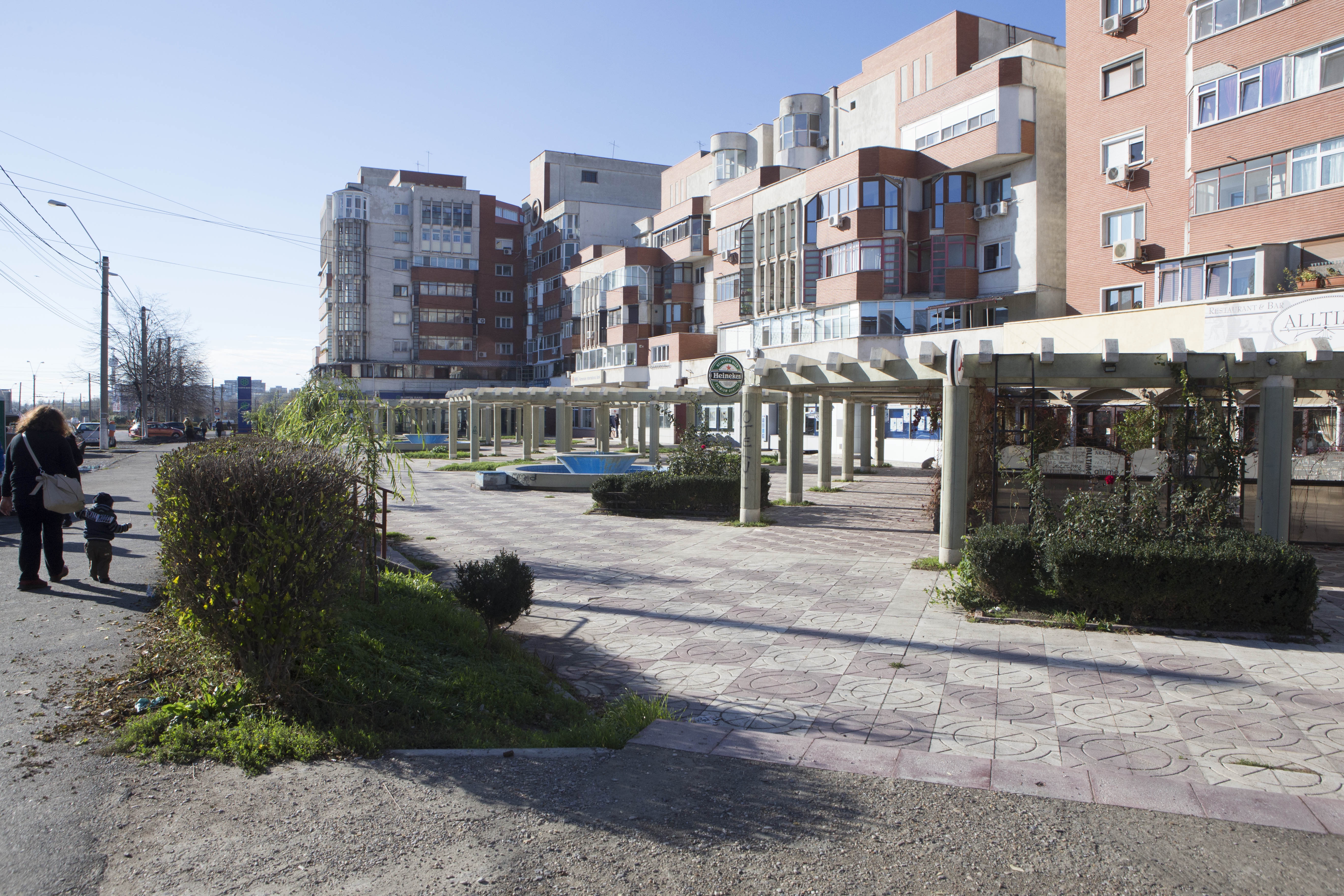 Casa Roşie - O esplanadă fără copaci şi fără bănci