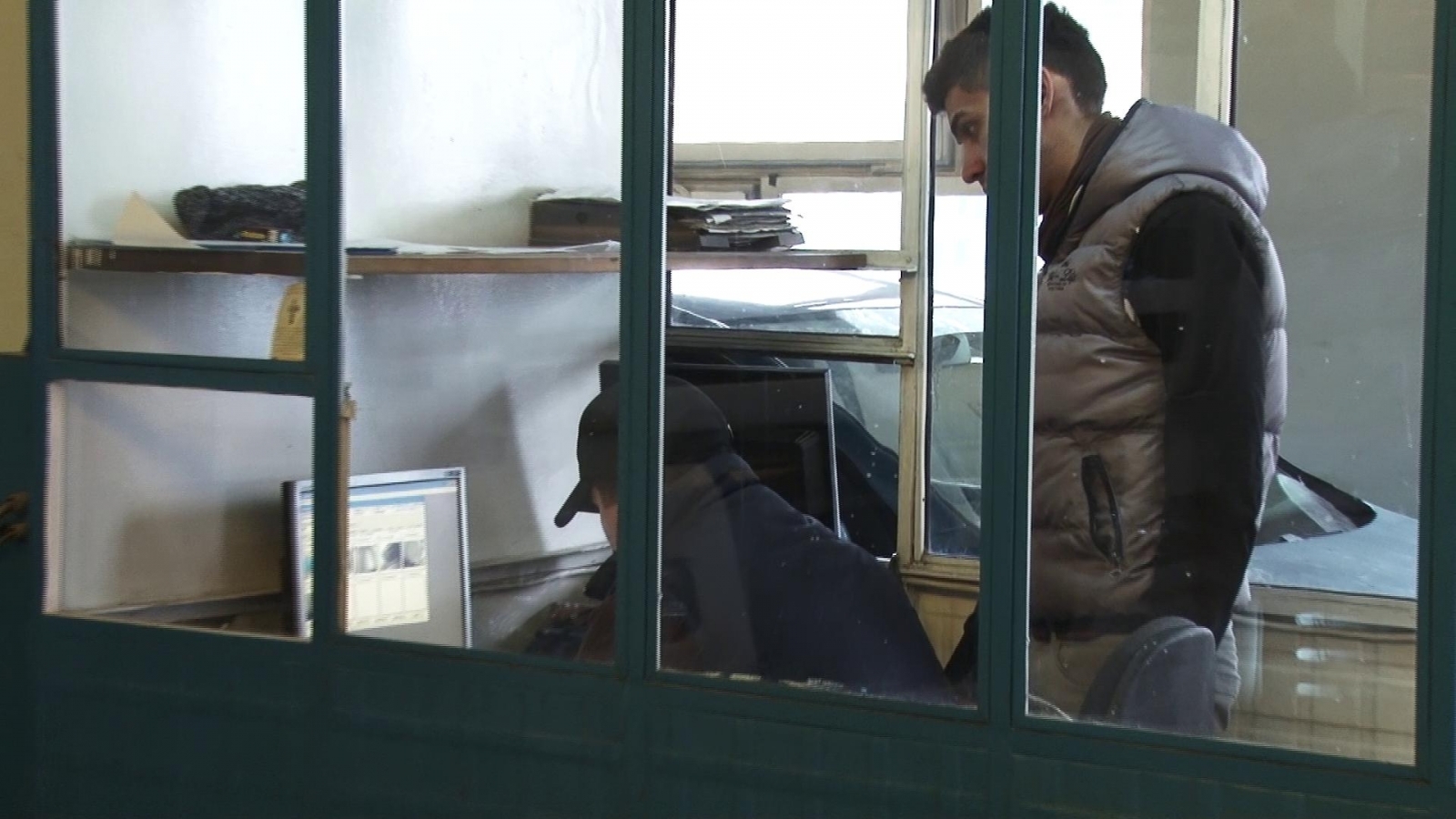 Confuzii la ghişeu generate de "timbrul de mediu"! Vezi ce a păţit un gălăţean care a vrut să-şi înmatriculeze Dacia