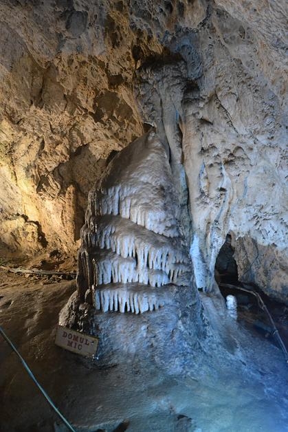 Frumuseţile Parângului: "Peştera Muierilor", monument de rezervaţie naturală
