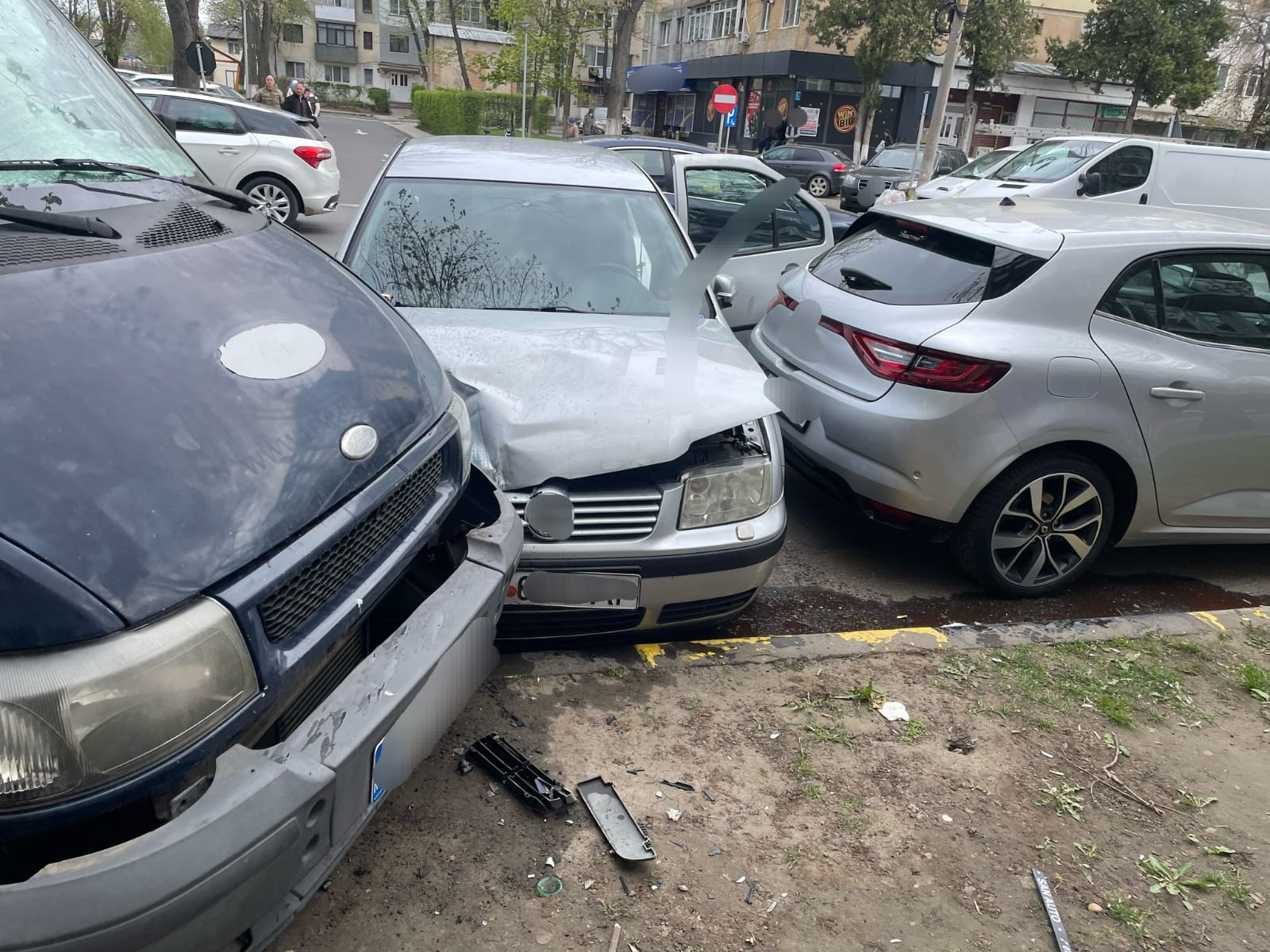 Un șofer băut a distrus cinci mașini pe o stradă foarte circulată