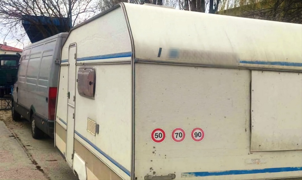 La volanul unui ansamblu de vehicule, cu permis necorespunzător