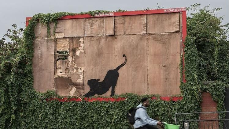 Un graffiti al lui Banksy, demolat la Londra
