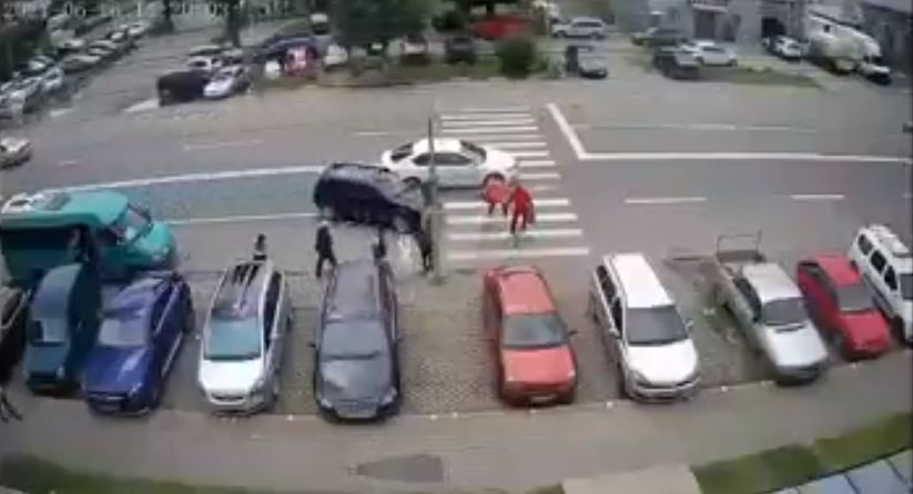 Impact teribil pe o trecere de pietoni. Soț și soție, spulberați de un șofer care a vrut să evite un accident (VIDEO)
