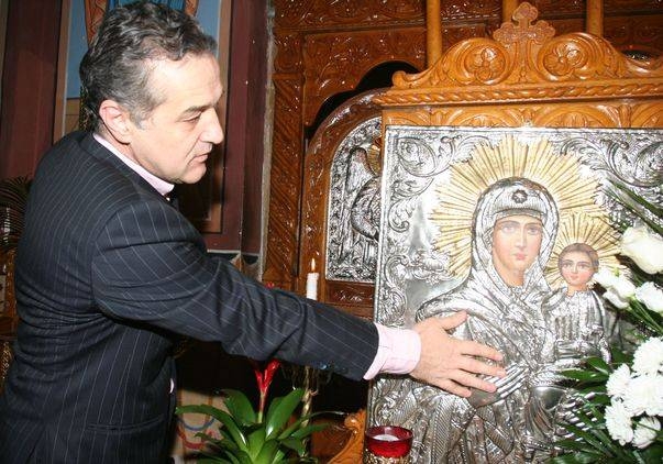 Gigi Becali a participat la slujba de la Penitenciarul Rahova, oficiată de doi călugări de la Athos