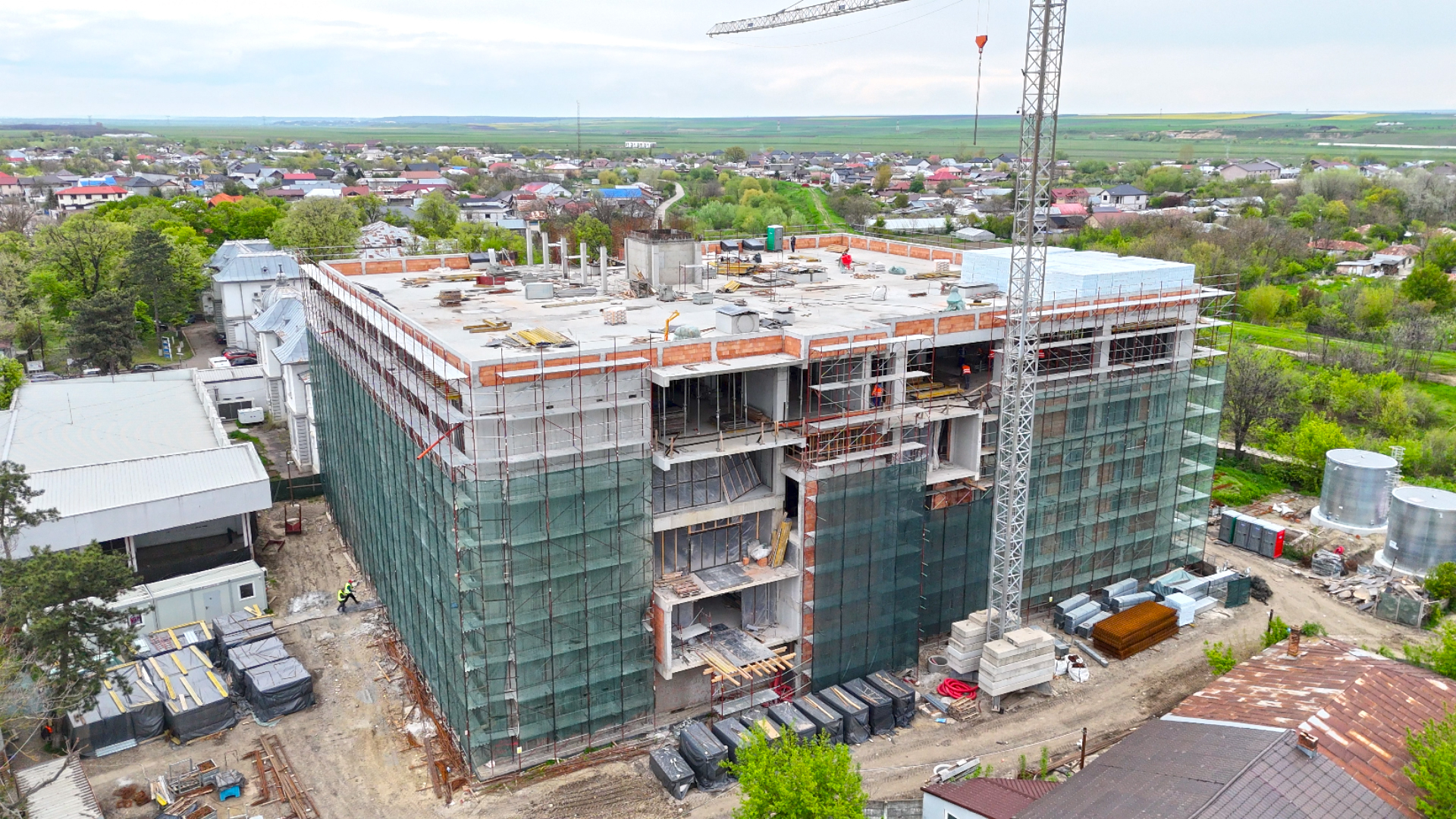 Pe șantierul noului spital din Tecuci, se lucrează intens la compartimentarea și montarea instalațiilor viitoarei unități medicale