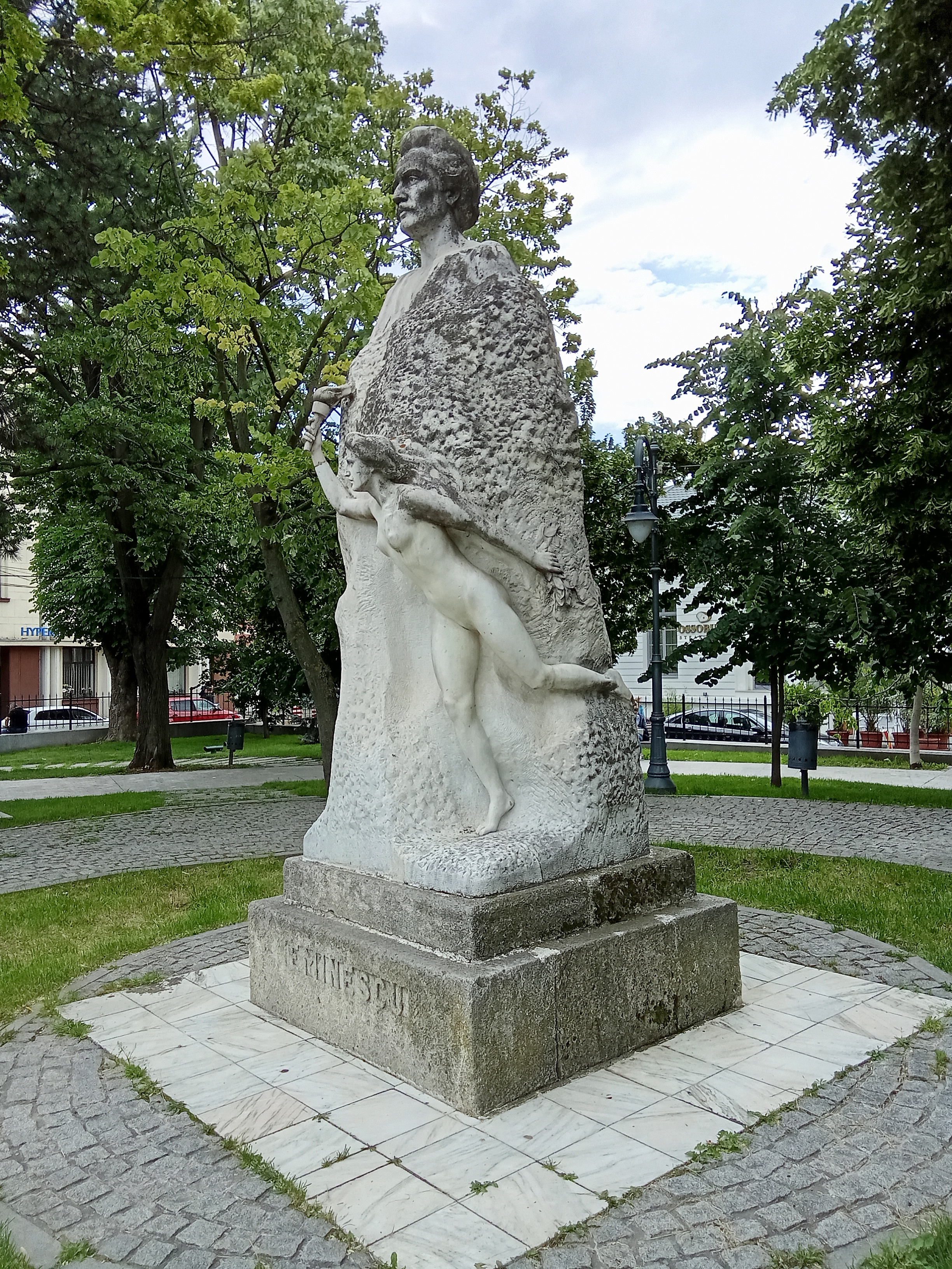 Monumentul poetului Mihai Eminescu îşi continuă degradarea