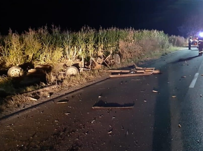 Trafic oprit pe DN 26, după ce un autoturism a lovit o căruţă
