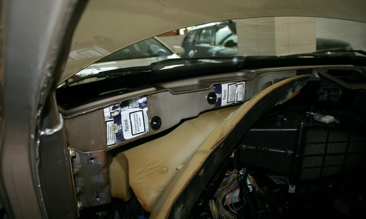 ANCHETĂ la trecerea graniţei şi în localităţile de frontieră | Şi-au burduşit maşinile cu ţigări de contrabandă