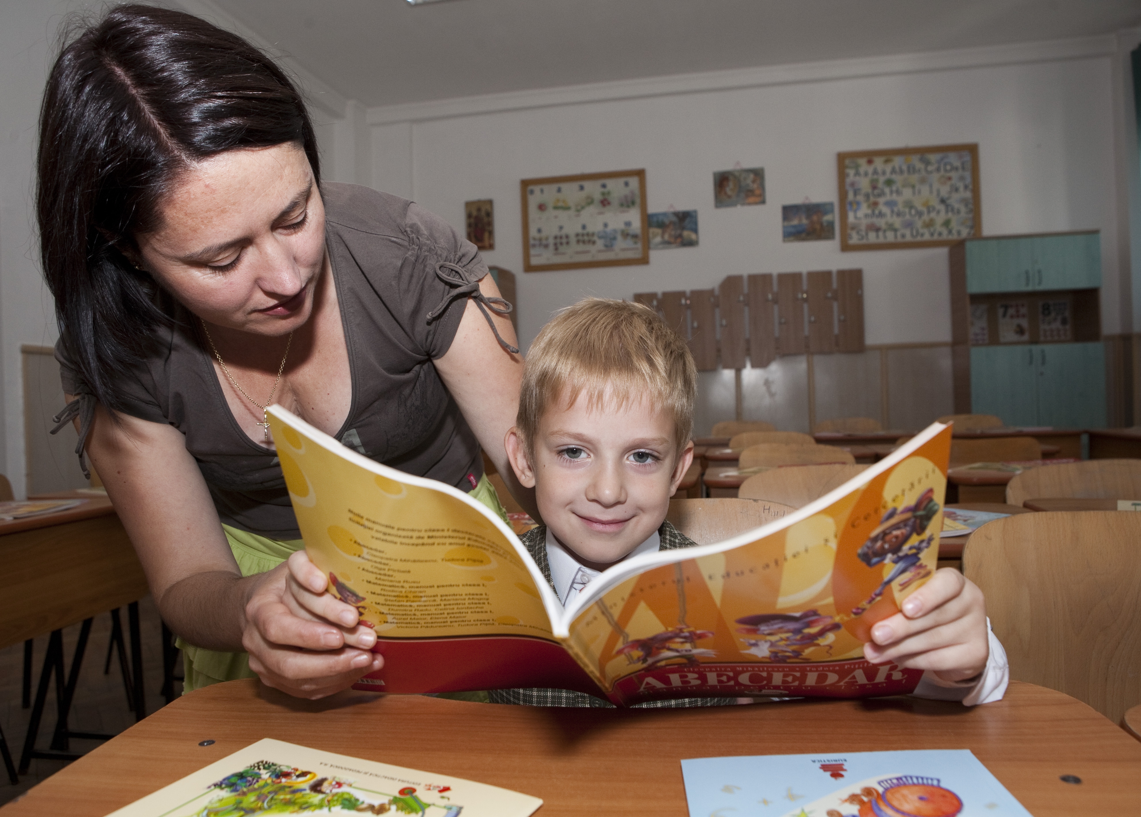 Povestea ghiozdanelor pline de vise: De la mingea de fotbal la aur în matematică