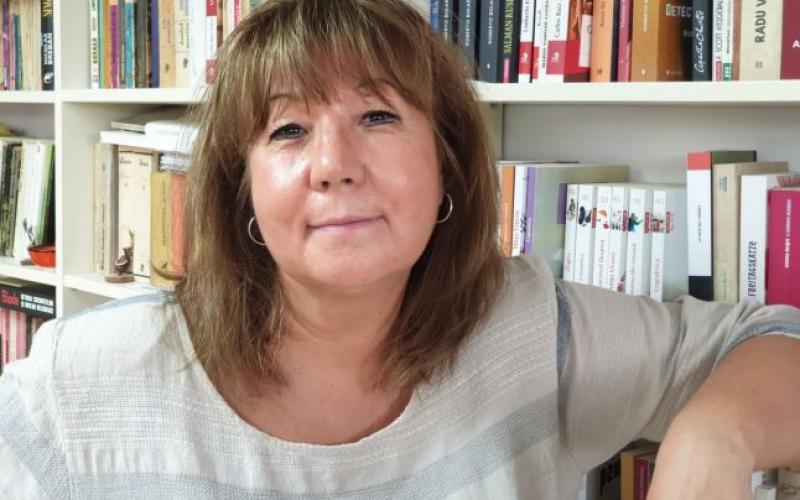 Doina Ruşti citeşte în grădina Bibliotecii "Urechia"