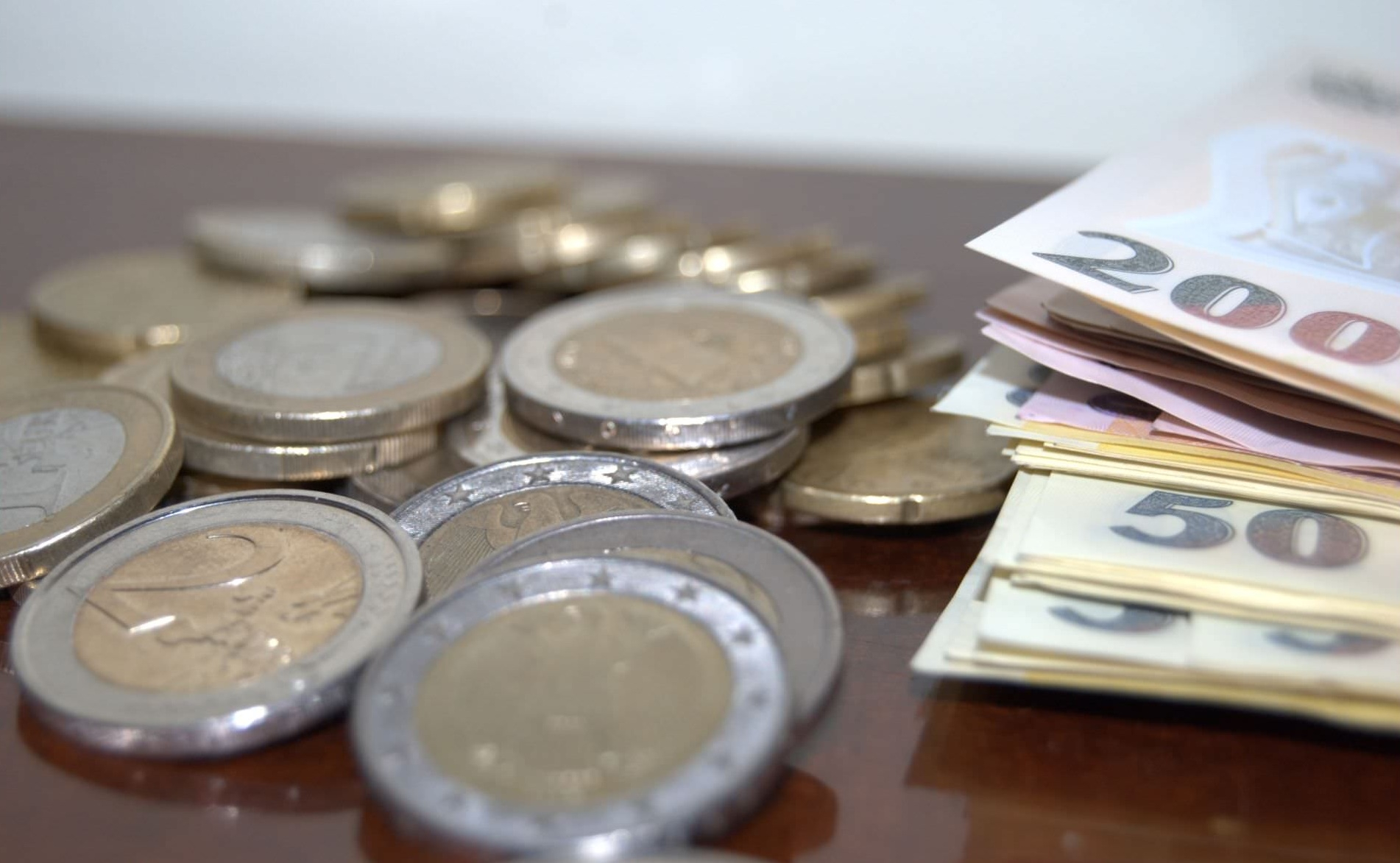 Euro testează pragul de 5,10 lei şi ar putea ajunge la finalul anului la 5,15 lei