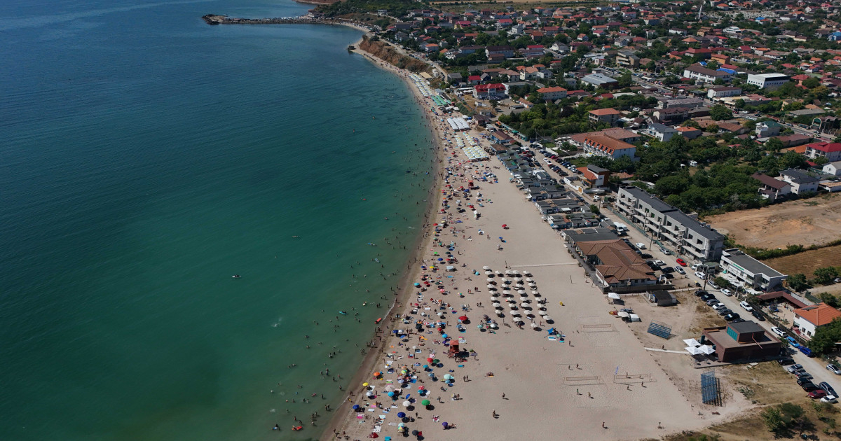 Transferul plajelor către primării, amânat din nou de CCR