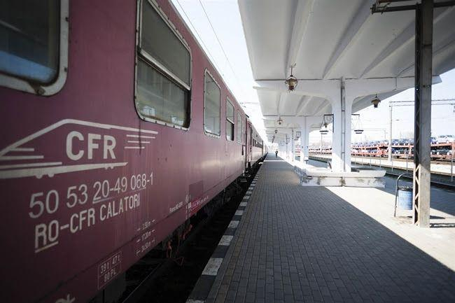 Pe calea ferată, vagoane de pasageri învechite