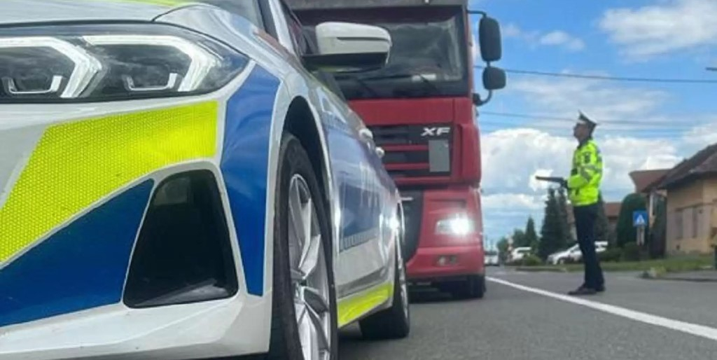 Un brăilean a blocat cu tirul un drum din județul Galați