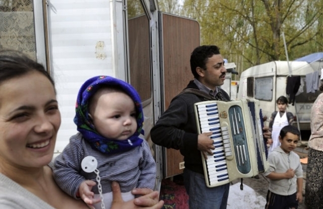 Zeci de romi au fost evacuaţi, luni, dintr-o tabără din Franţa