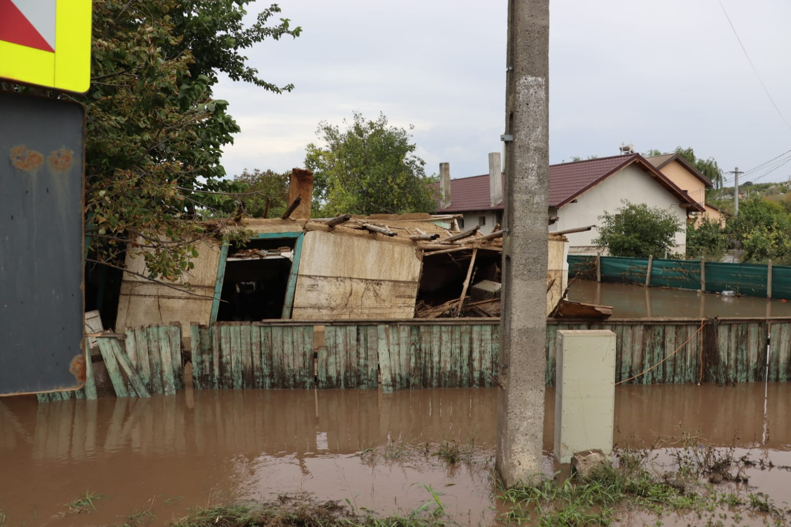 Apa trece, lichelele rămân