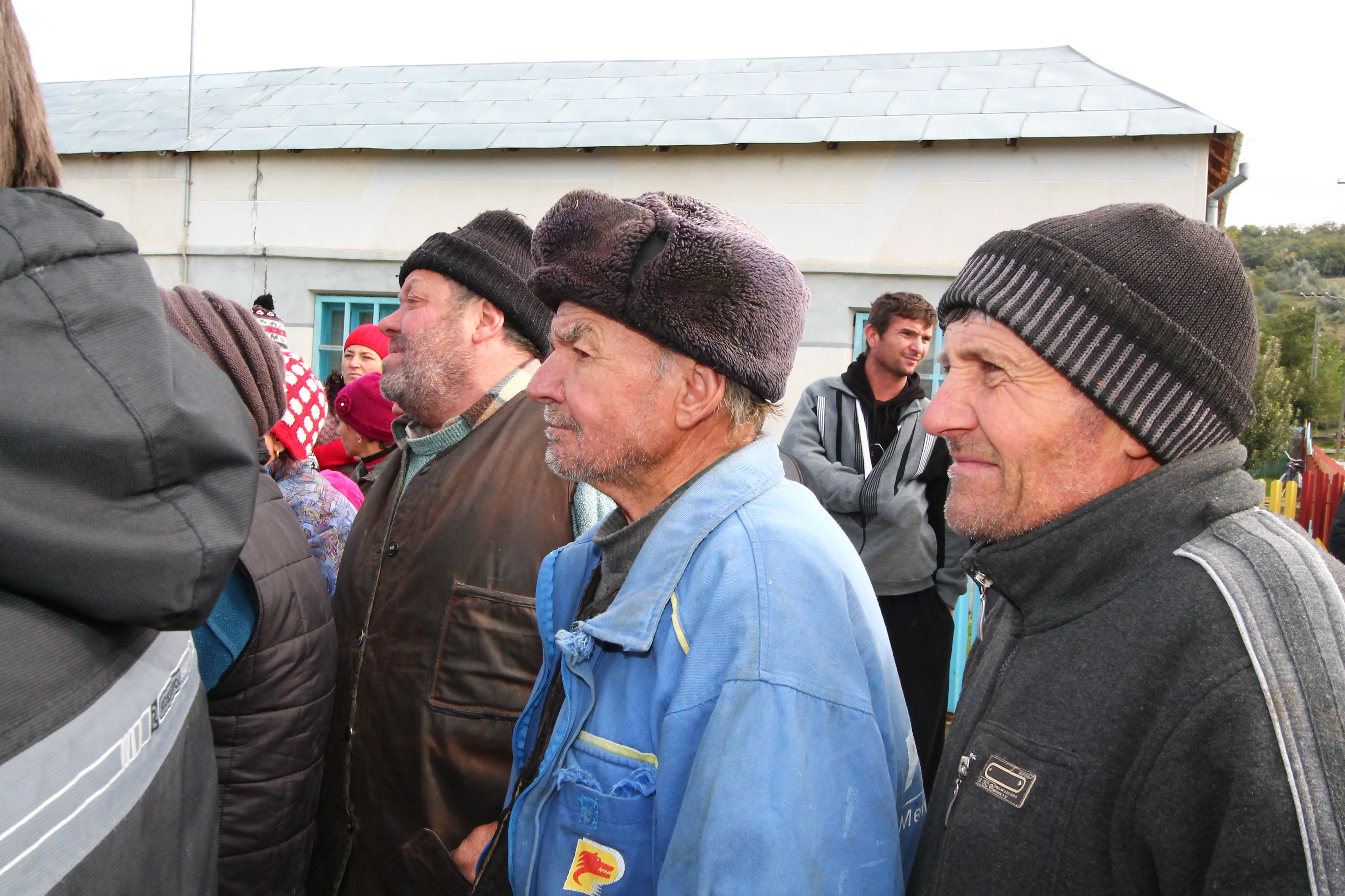 "Cutremurele din Izvoarele au legătură cu exploatările petroliere", susţin sătenii după întâlnirea cu reprezentanţii Petrom