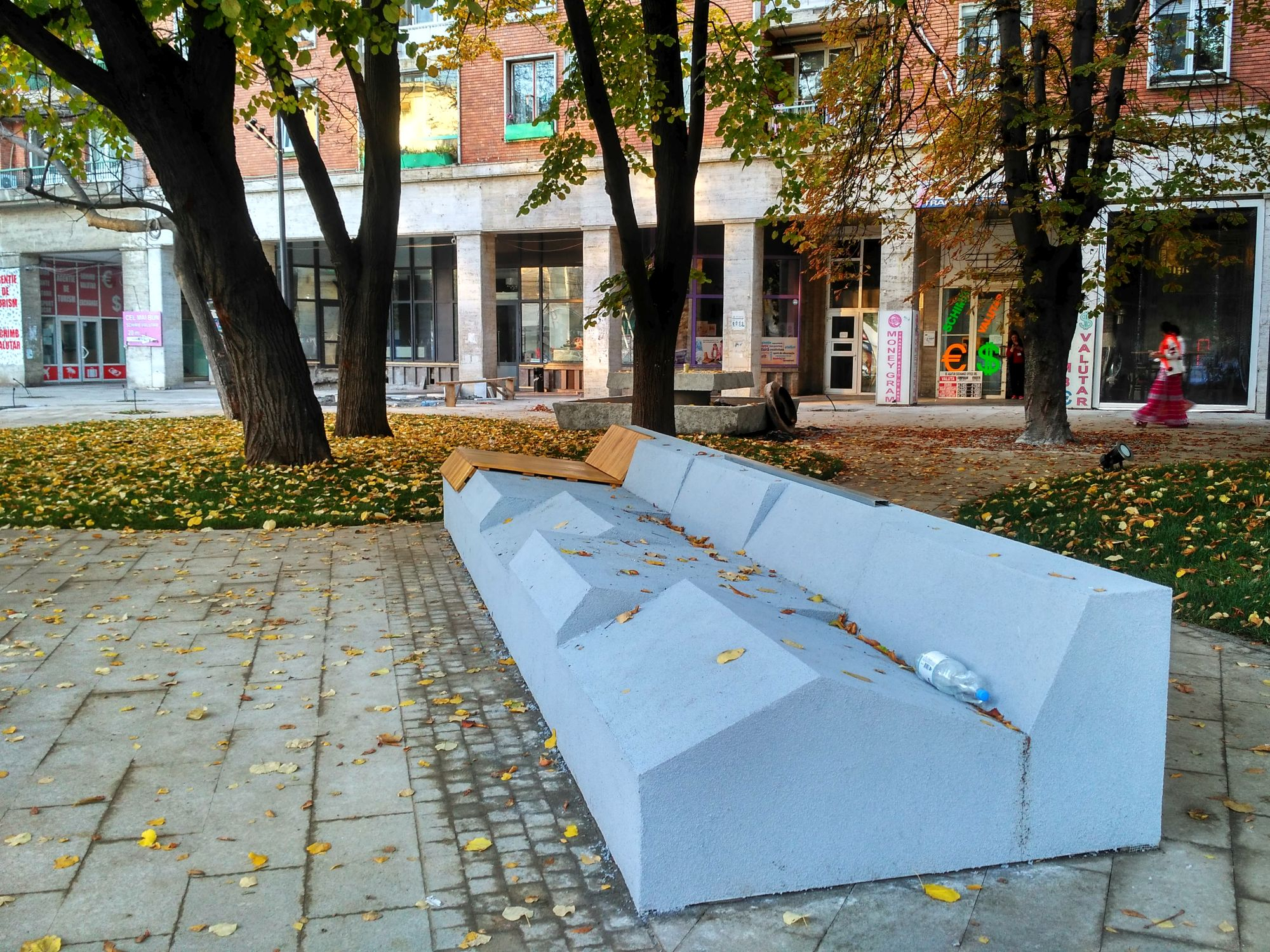 Bănci noi în zona centrală a oraşului (FOTO)