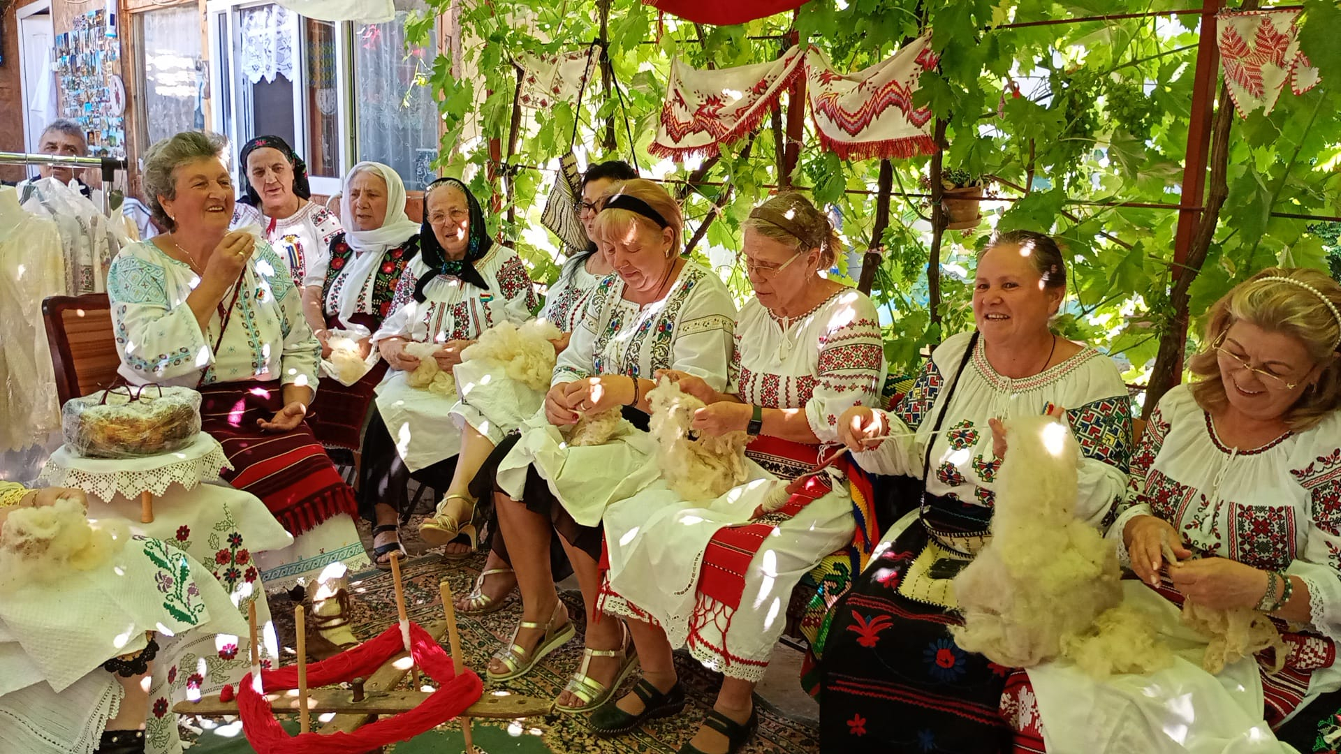 Șezătoare tradițională la Vameș, în curtea unei localnice (GALERIE FOTO)