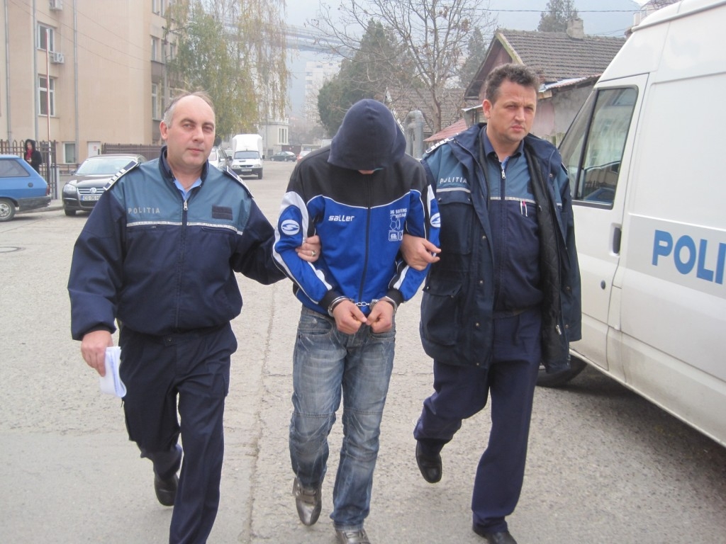 Fenomen îngrijorător! Bărbaţi în toată firea fură din magazine