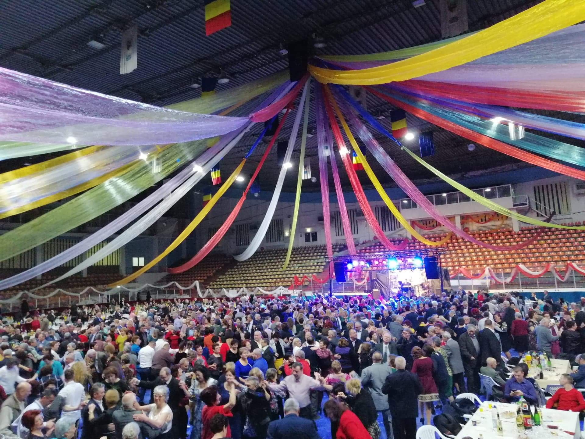 Pensionarii au petrecut pe ritmuri antrenante Revelionul