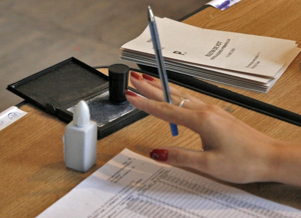Mii de români vor să VOTEZE prin corespondenţă